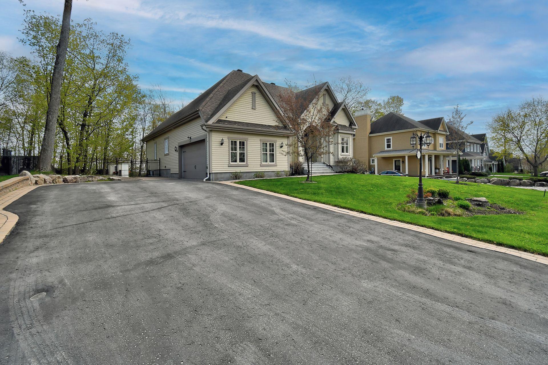 









381


Rue des Eaux-Vives

,
Saint-Jérôme,




QC
J7Y4N6

