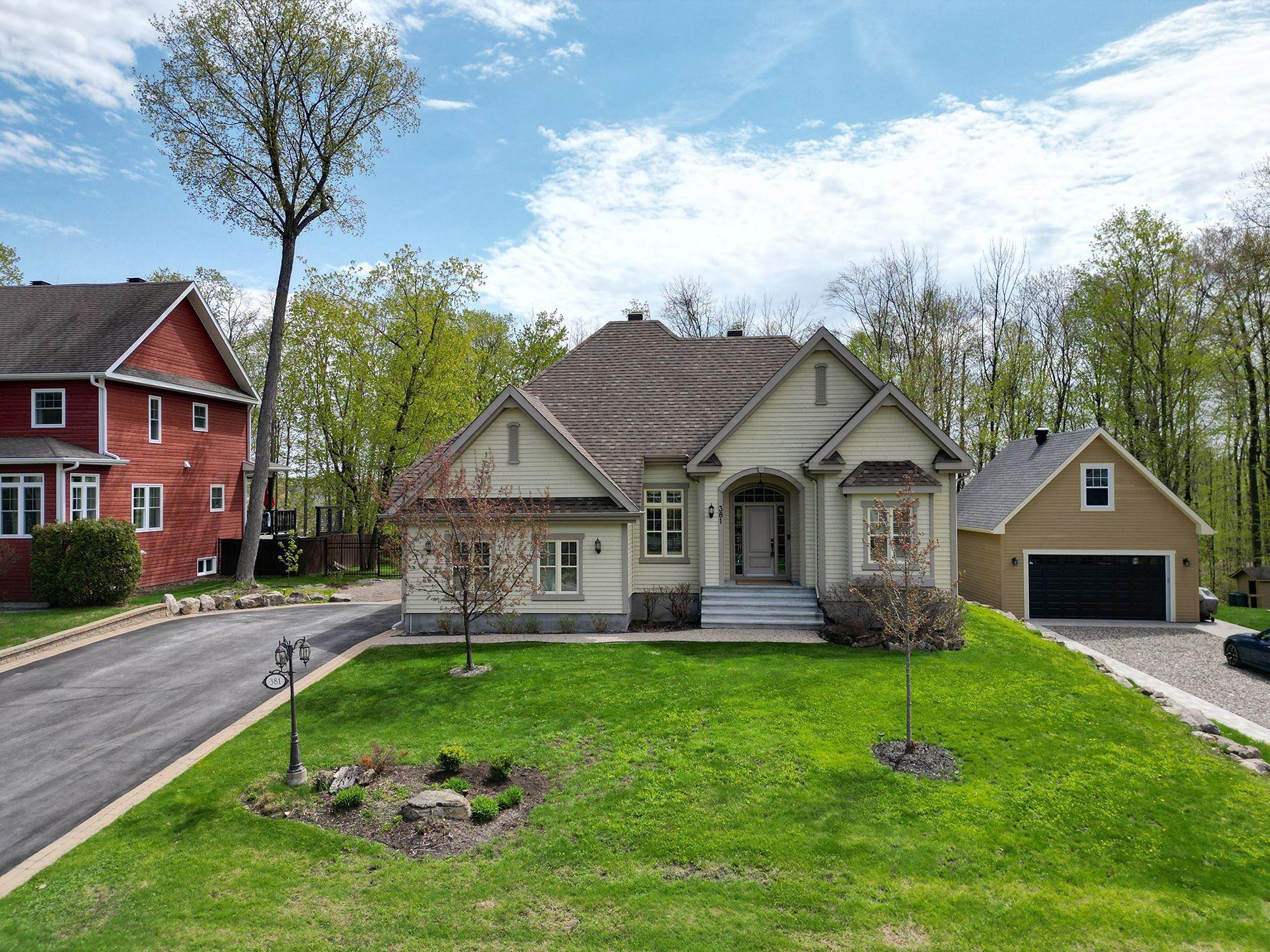









381


Rue des Eaux-Vives

,
Saint-Jérôme,




QC
J7Y4N6

