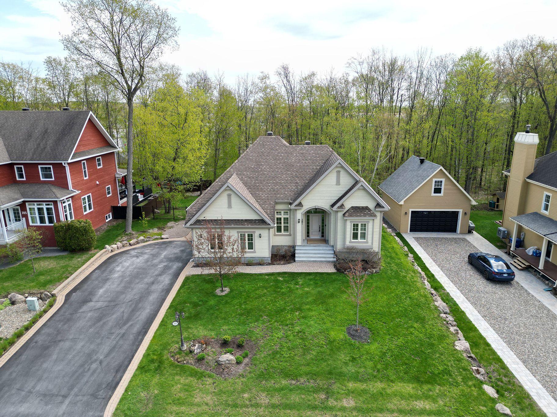 









381


Rue des Eaux-Vives

,
Saint-Jérôme,




QC
J7Y4N6

