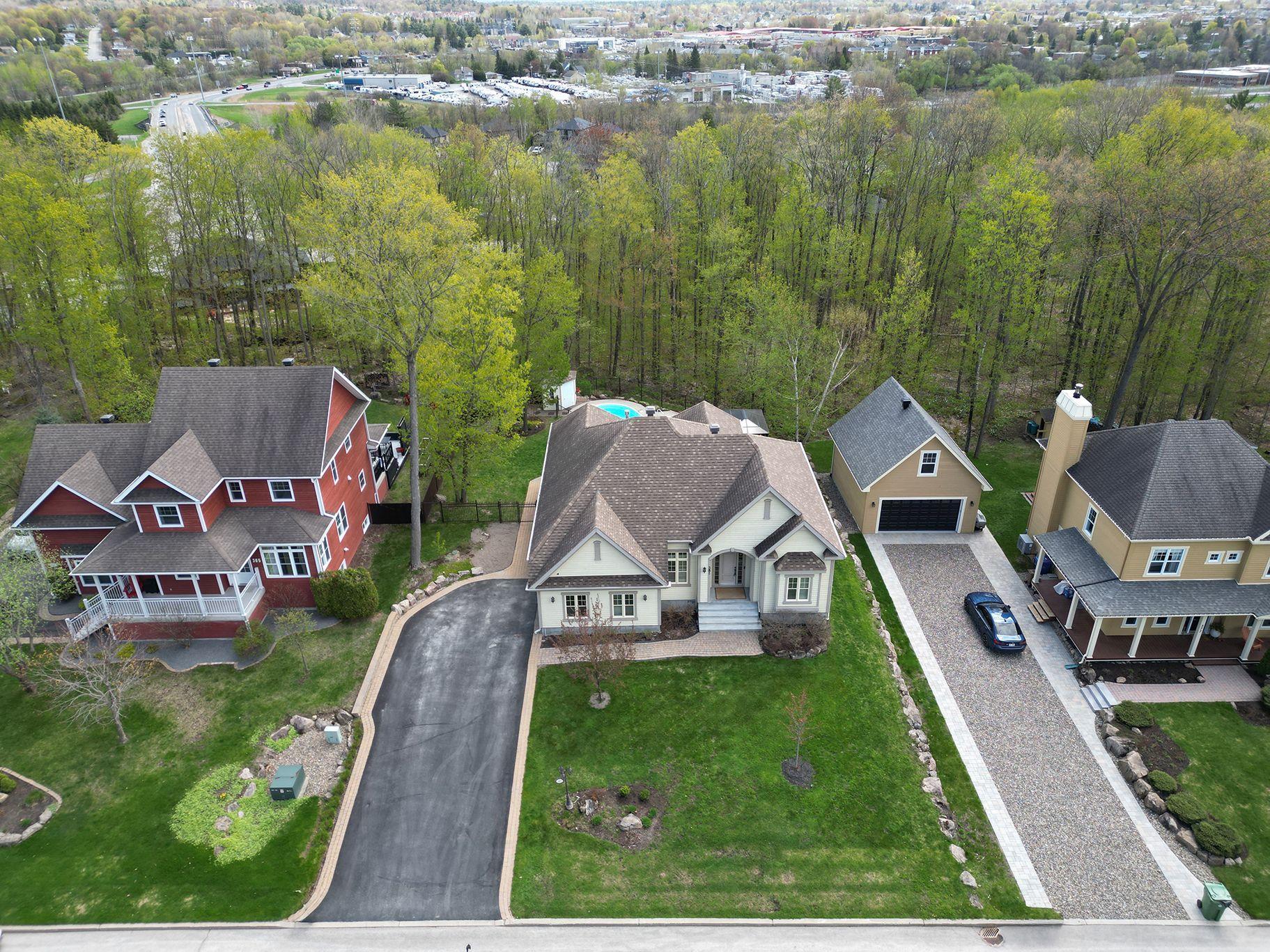 









381


Rue des Eaux-Vives

,
Saint-Jérôme,




QC
J7Y4N6

