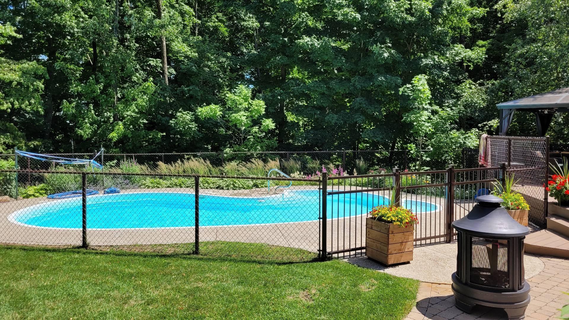 









381


Rue des Eaux-Vives

,
Saint-Jérôme,




QC
J7Y4N6

