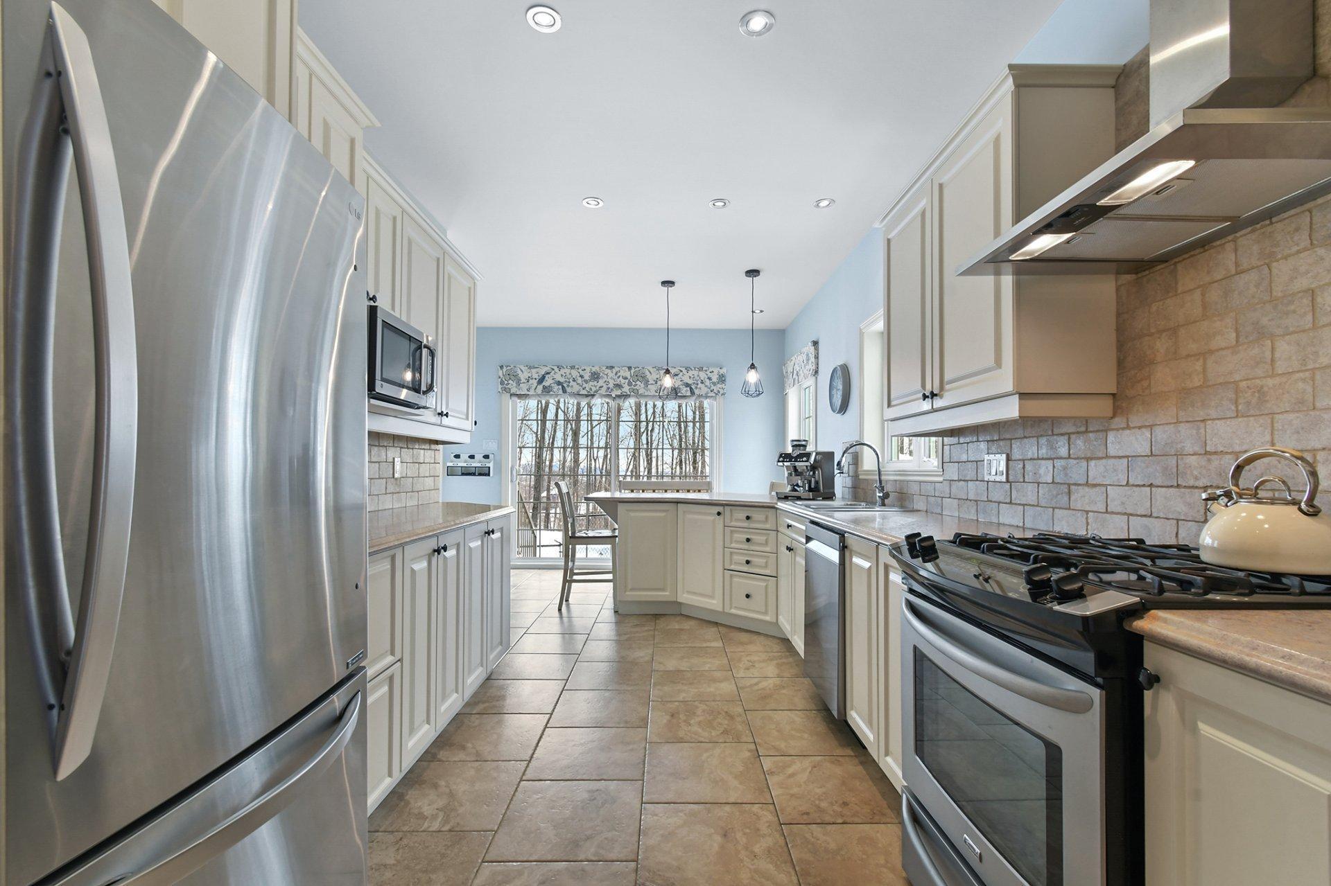 









381


Rue des Eaux-Vives

,
Saint-Jérôme,




QC
J7Y4N6

