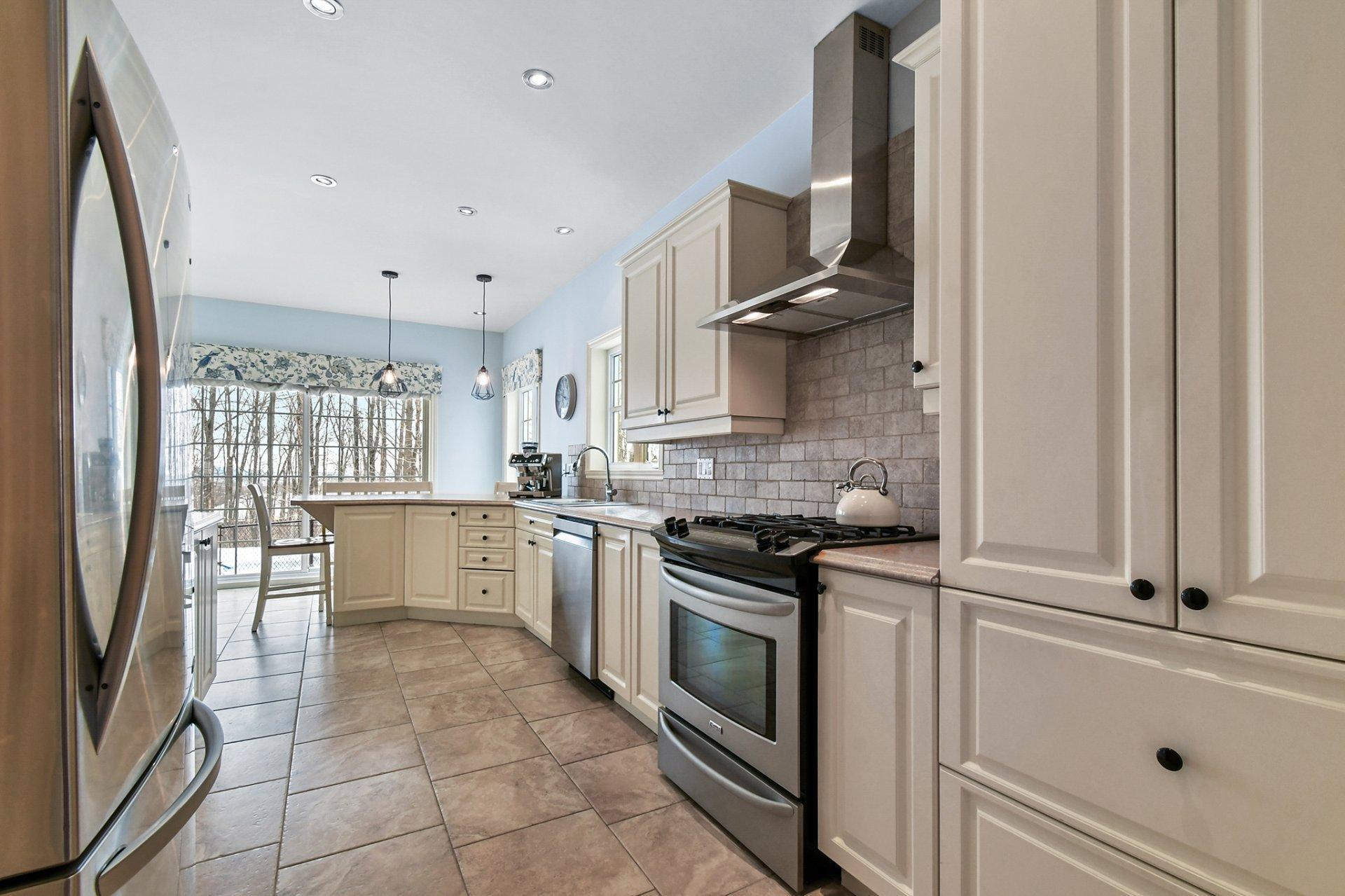 









381


Rue des Eaux-Vives

,
Saint-Jérôme,




QC
J7Y4N6

