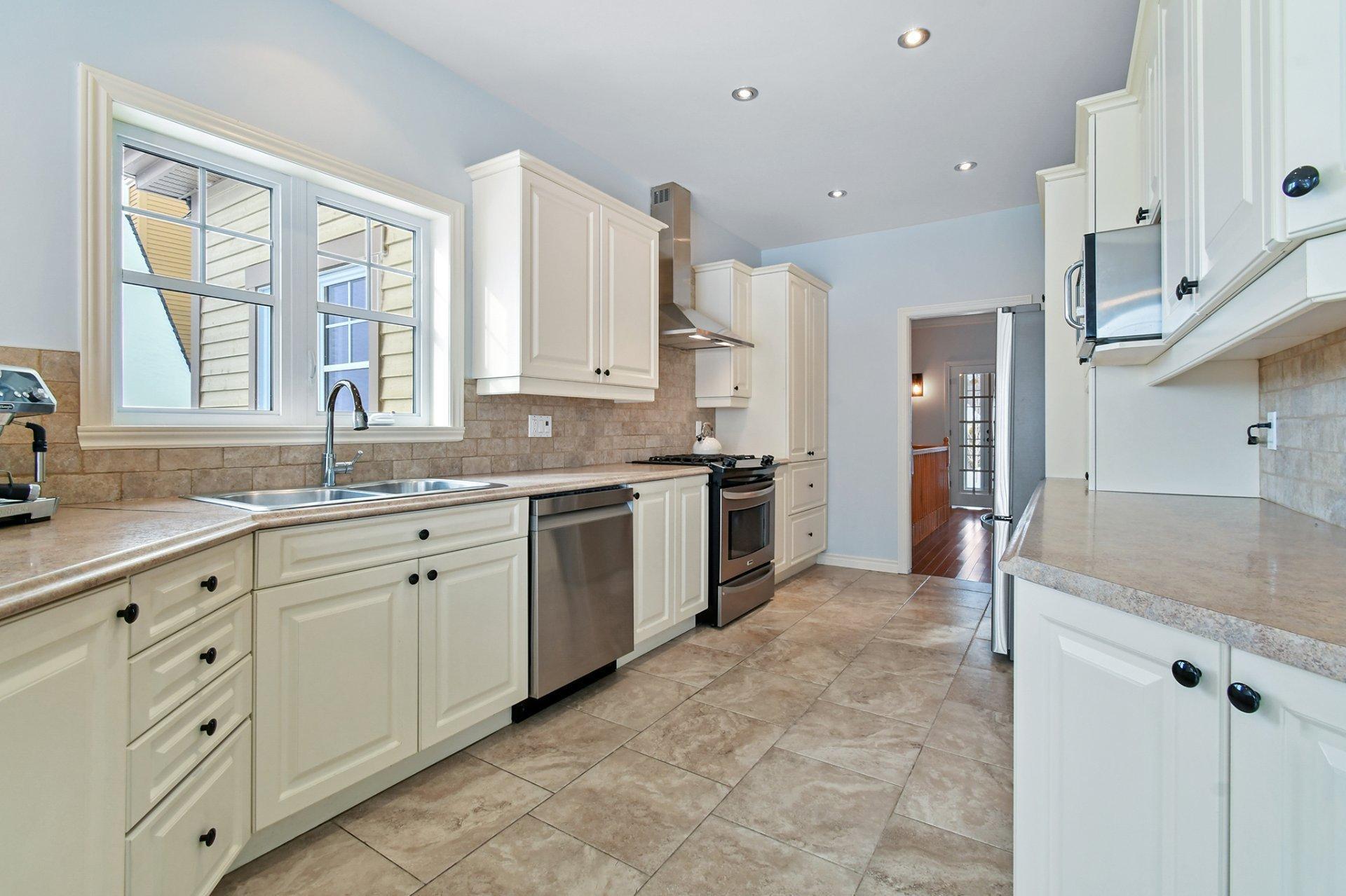 









381


Rue des Eaux-Vives

,
Saint-Jérôme,




QC
J7Y4N6

