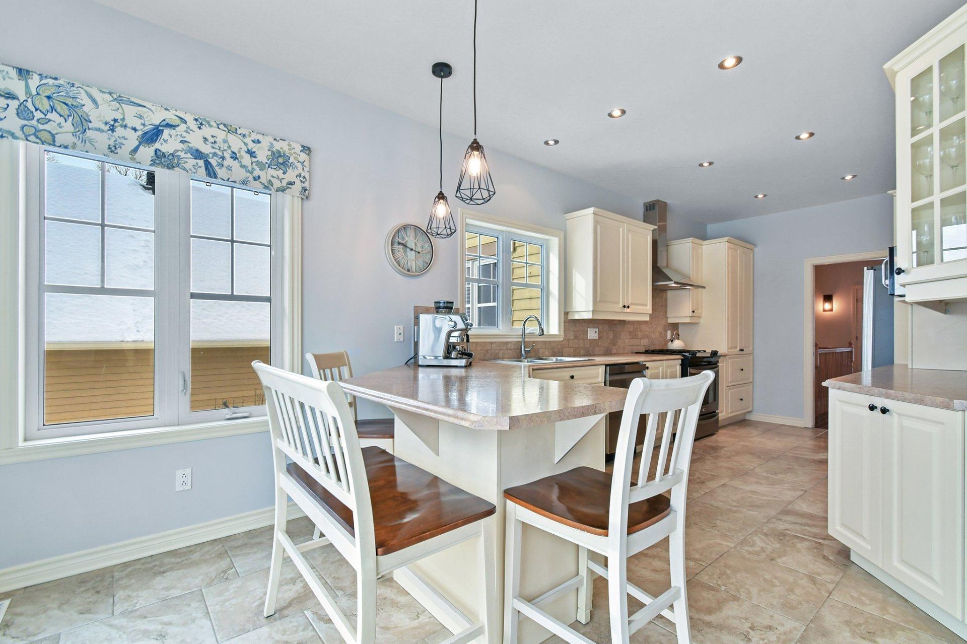 









381


Rue des Eaux-Vives

,
Saint-Jérôme,




QC
J7Y4N6

