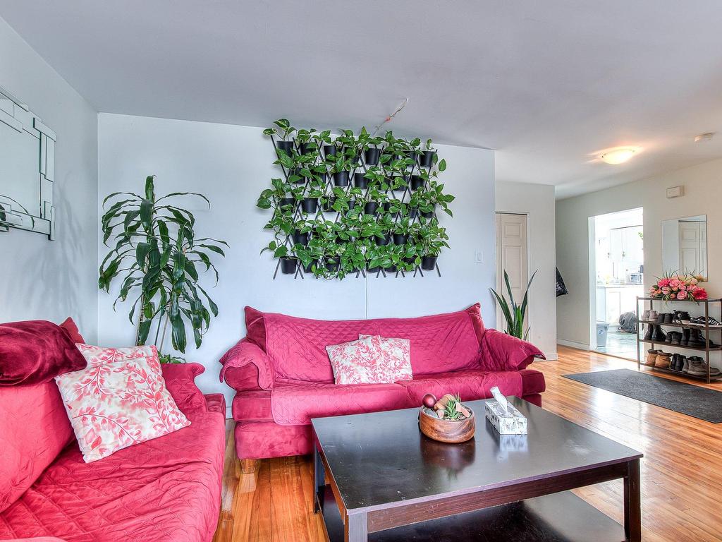 









1329

 - 1331


100e Avenue

,
Laval (Chomedey),




QC
H7W4A4

