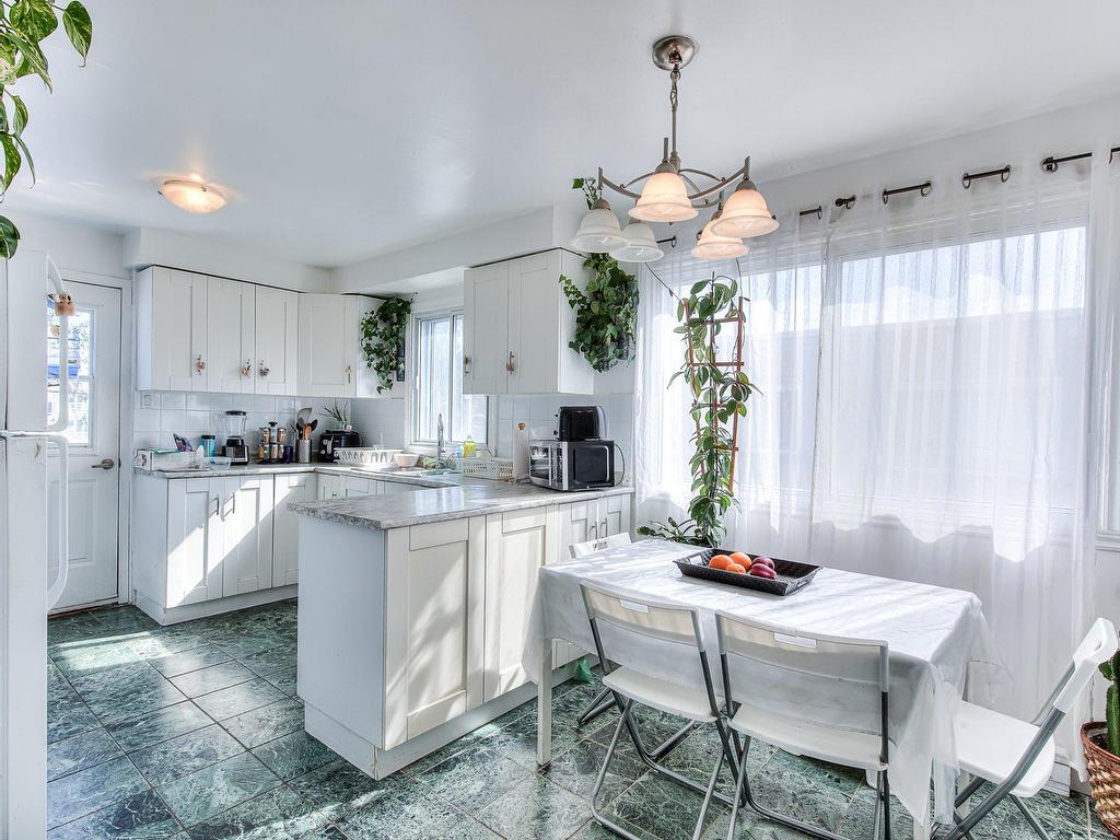









1329

 - 1331


100e Avenue

,
Laval (Chomedey),




QC
H7W4A4

