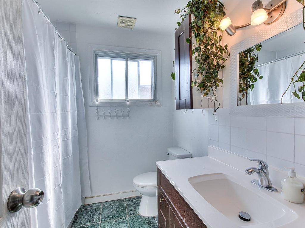 









1329

 - 1331


100e Avenue

,
Laval (Chomedey),




QC
H7W4A4

