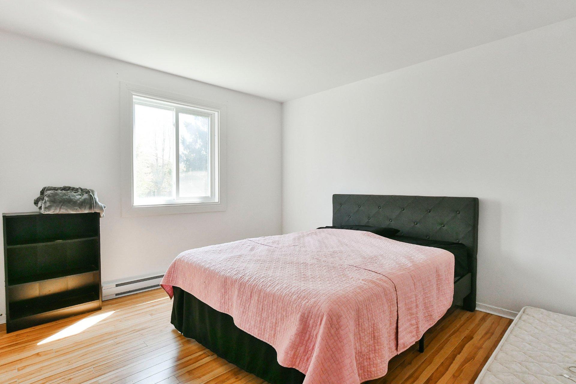 









174

 - 180


103e Avenue

,
Saint-Jérôme,




QC
J7Y5A5

