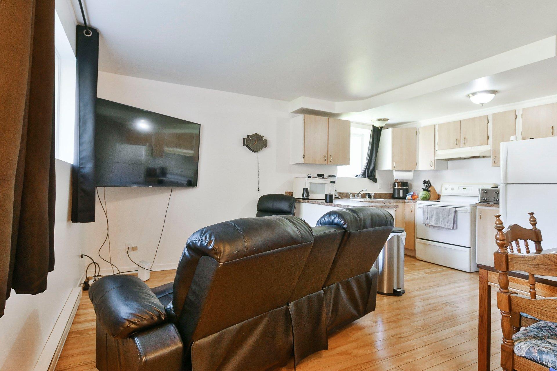 









174

 - 180


103e Avenue

,
Saint-Jérôme,




QC
J7Y5A5


