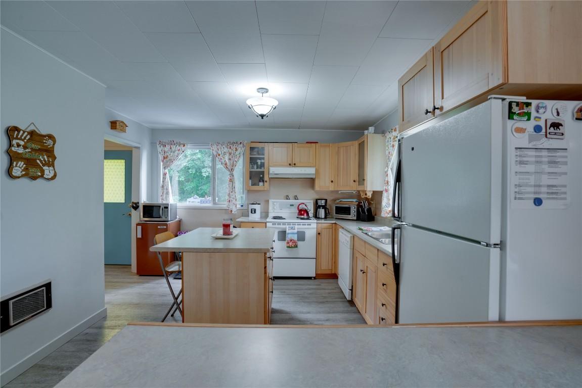 









4265


Eagle Bay

Road,
Eagle Bay,




BC
V0E 1T0


