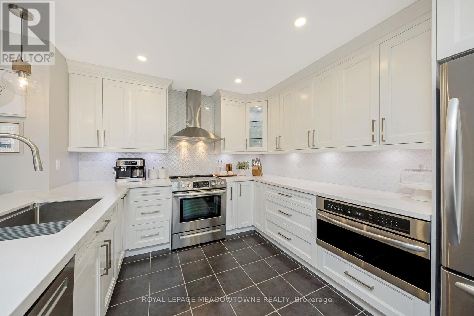 












792 RAYNER COURT

,
Milton,




Ontario
L9T0N8

