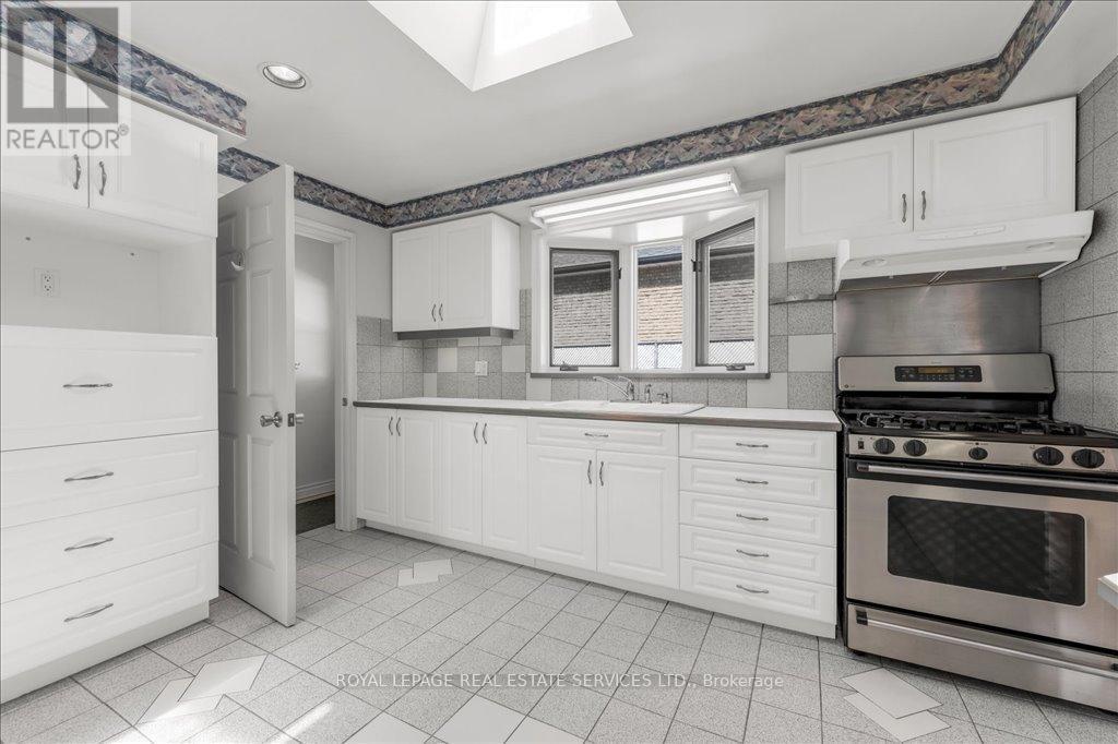 












525 SEYMOUR DRIVE

,
Oakville,




Ontario
L6L3K2

