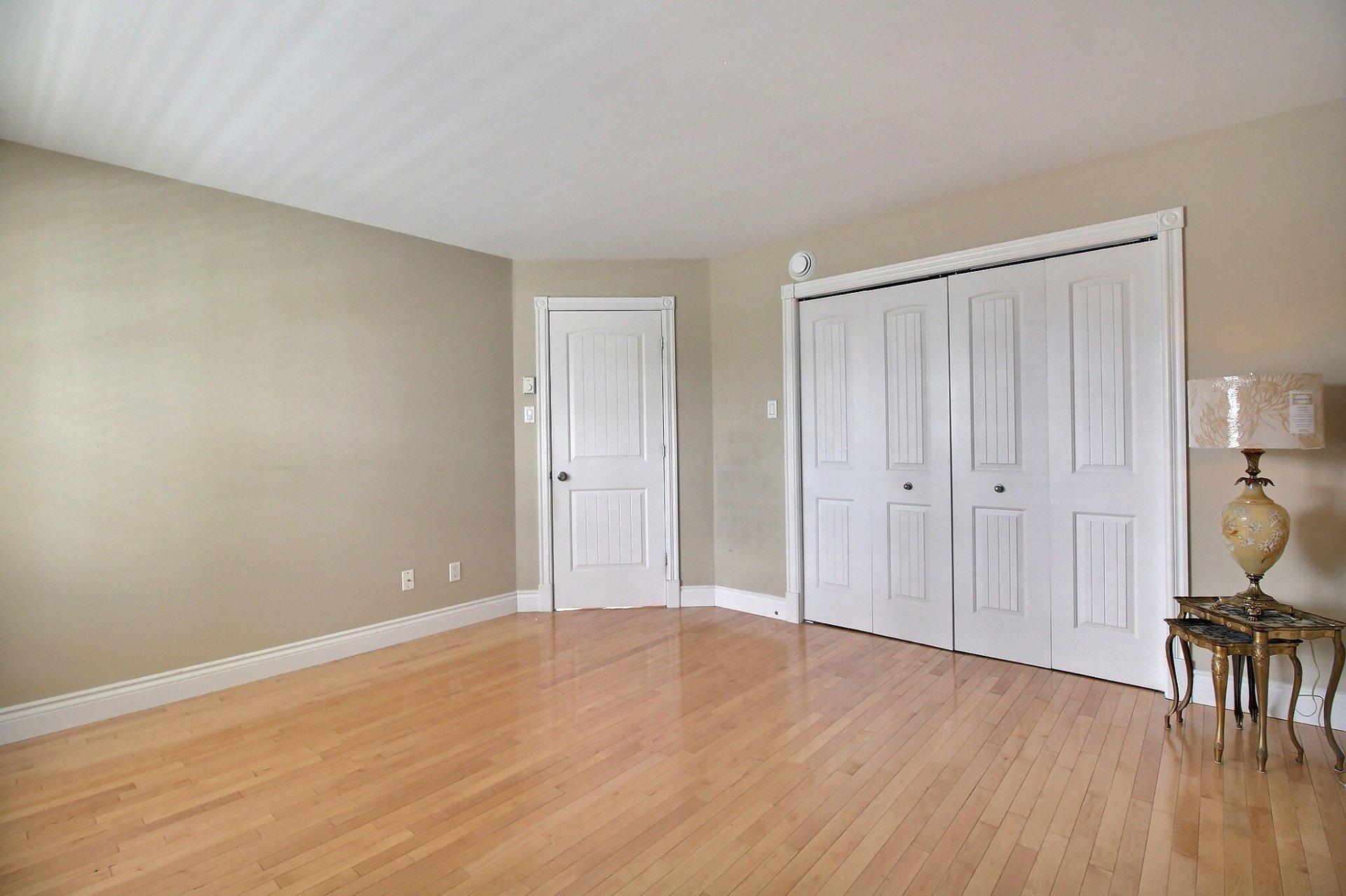 









1084


Rue Champlain

,
Magog,




QC
J1X3X8


