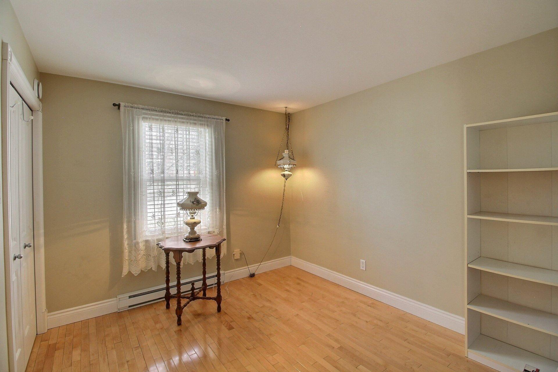 









1084


Rue Champlain

,
Magog,




QC
J1X3X8

