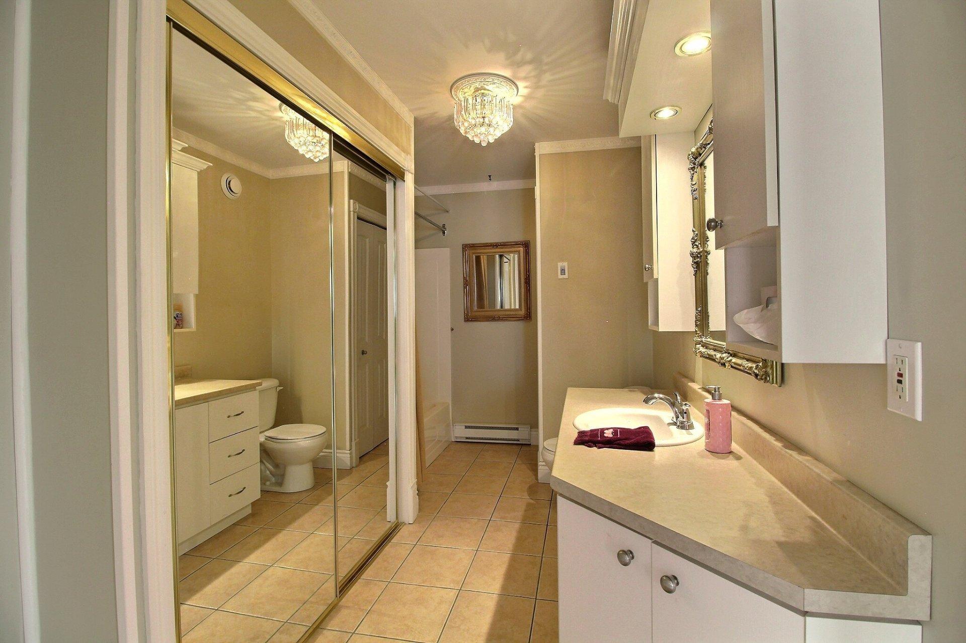 









1084


Rue Champlain

,
Magog,




QC
J1X3X8

