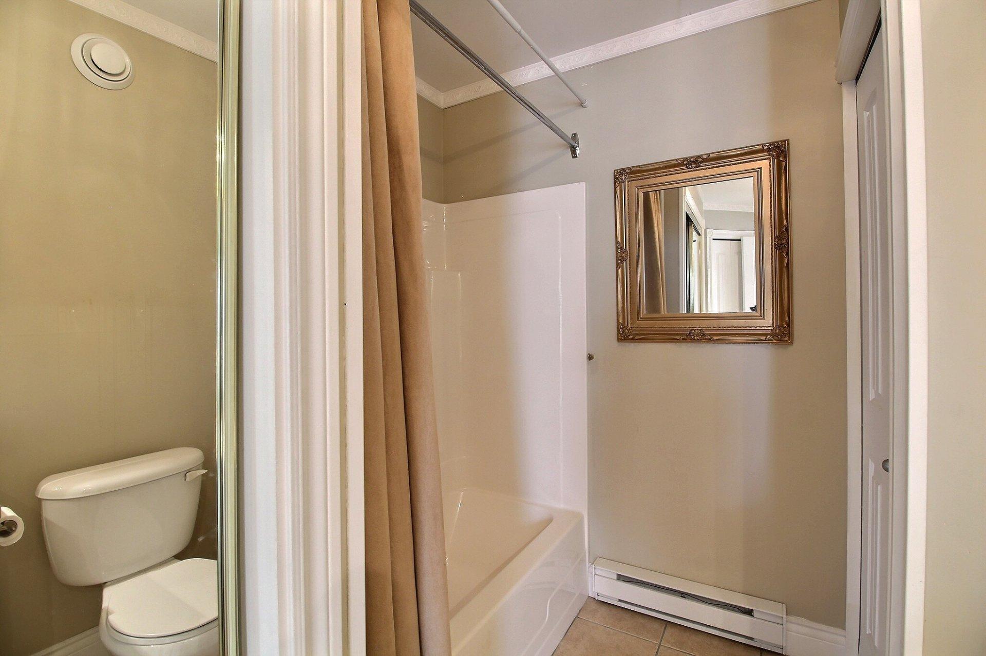 









1084


Rue Champlain

,
Magog,




QC
J1X3X8

