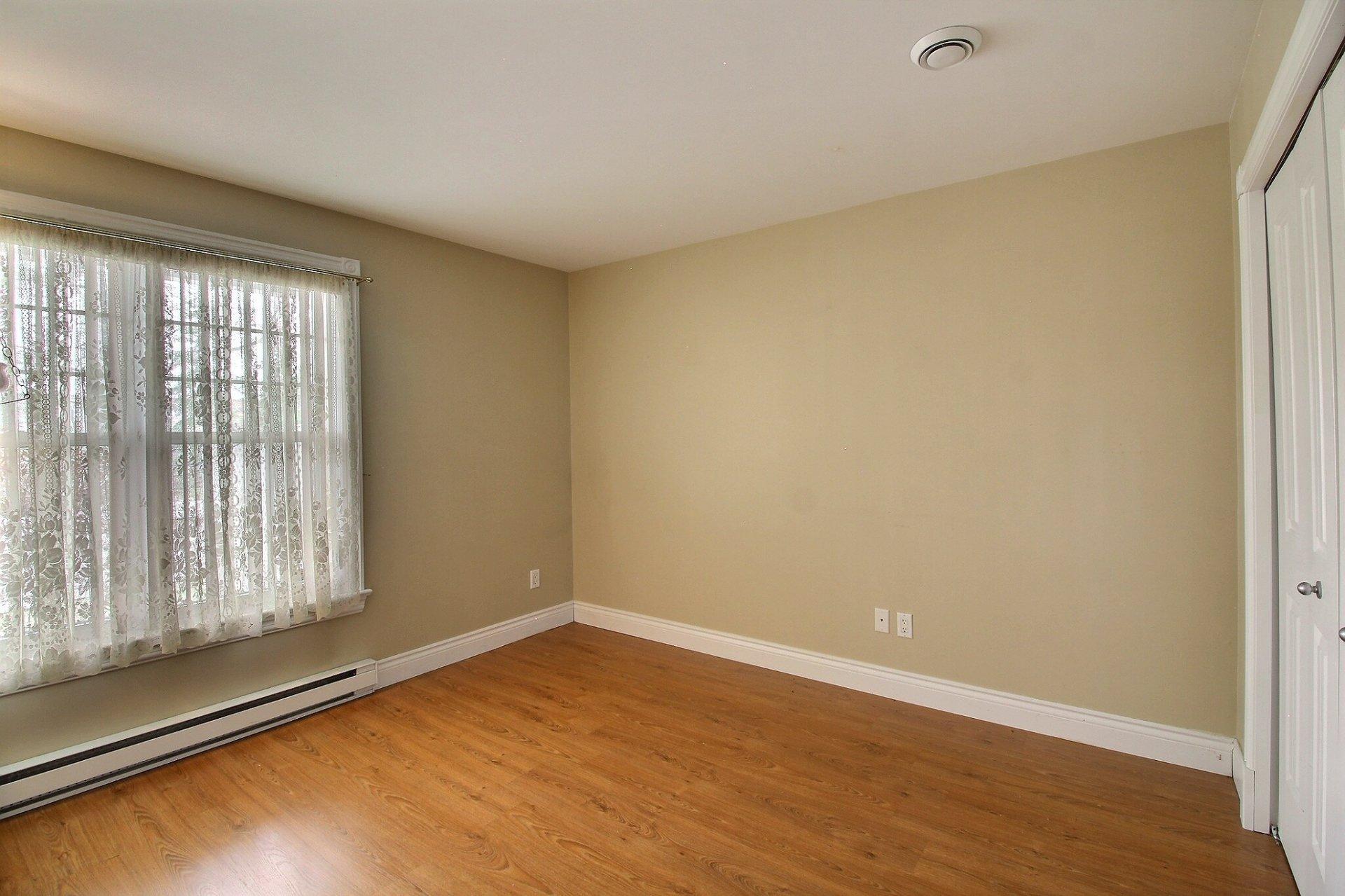 









1084


Rue Champlain

,
Magog,




QC
J1X3X8

