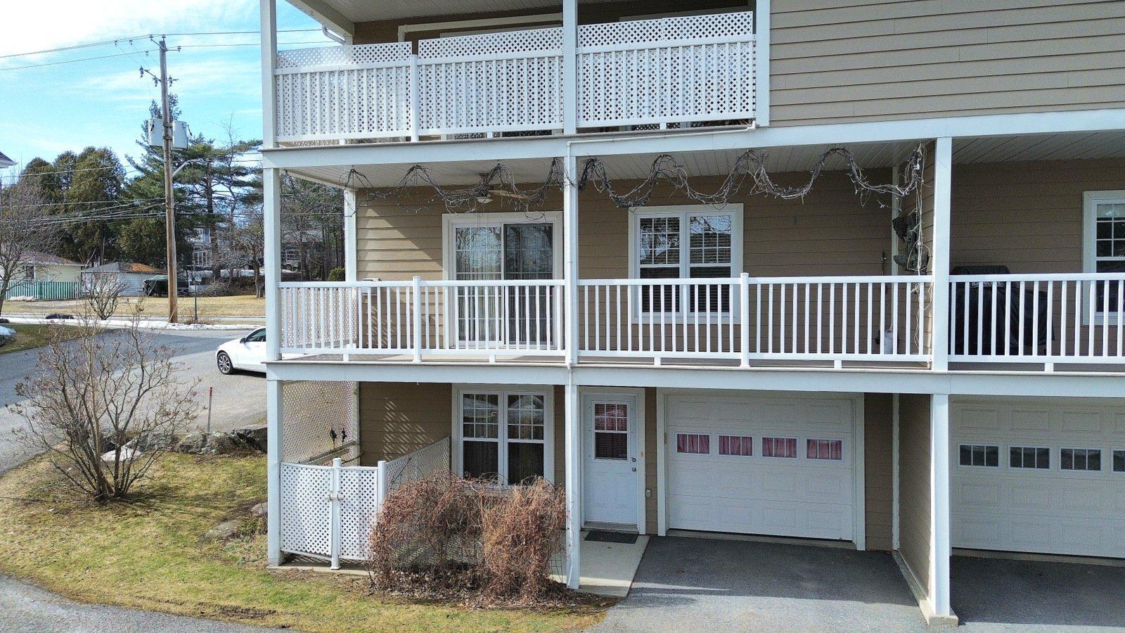 









1084


Rue Champlain

,
Magog,




QC
J1X3X8

