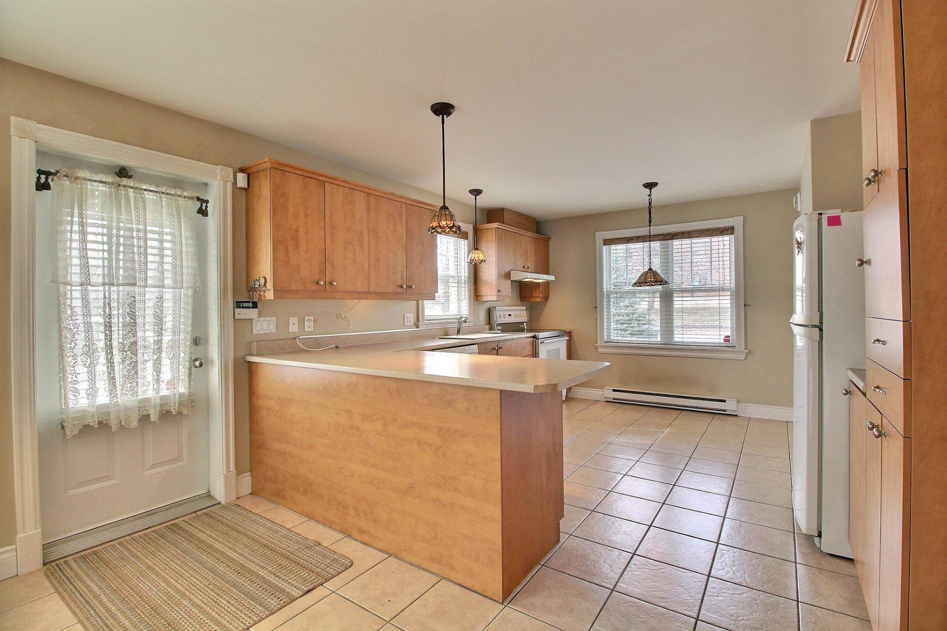 









1084


Rue Champlain

,
Magog,




QC
J1X3X8

