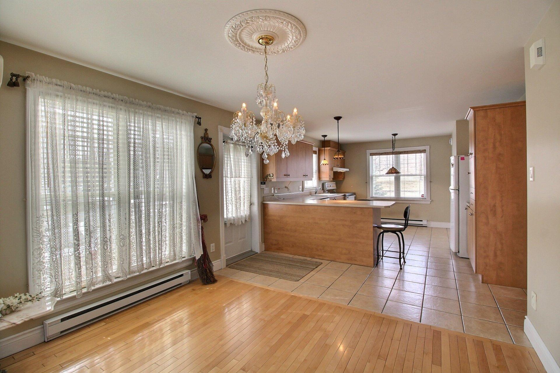 









1084


Rue Champlain

,
Magog,




QC
J1X3X8

