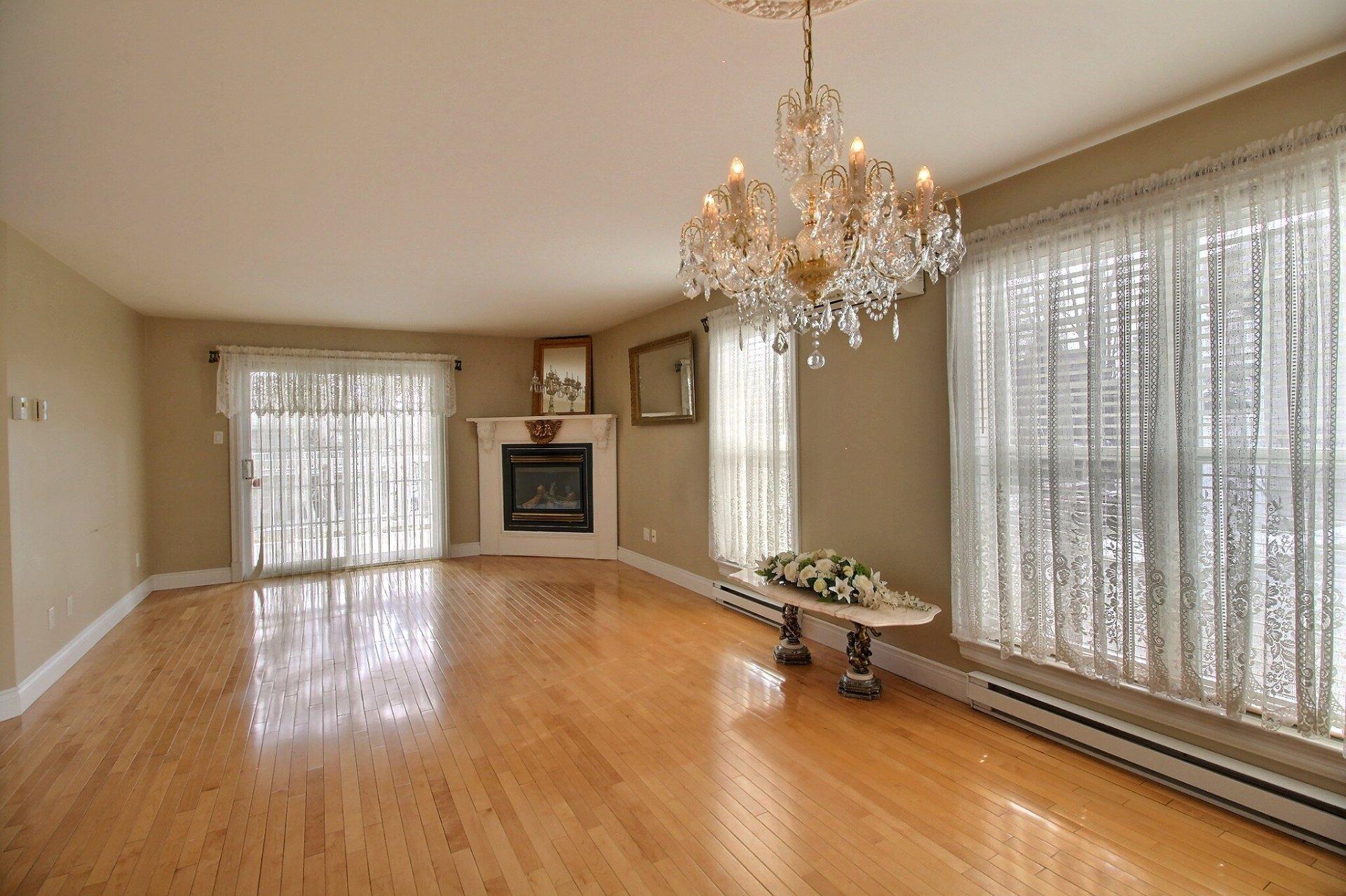 









1084


Rue Champlain

,
Magog,




QC
J1X3X8

