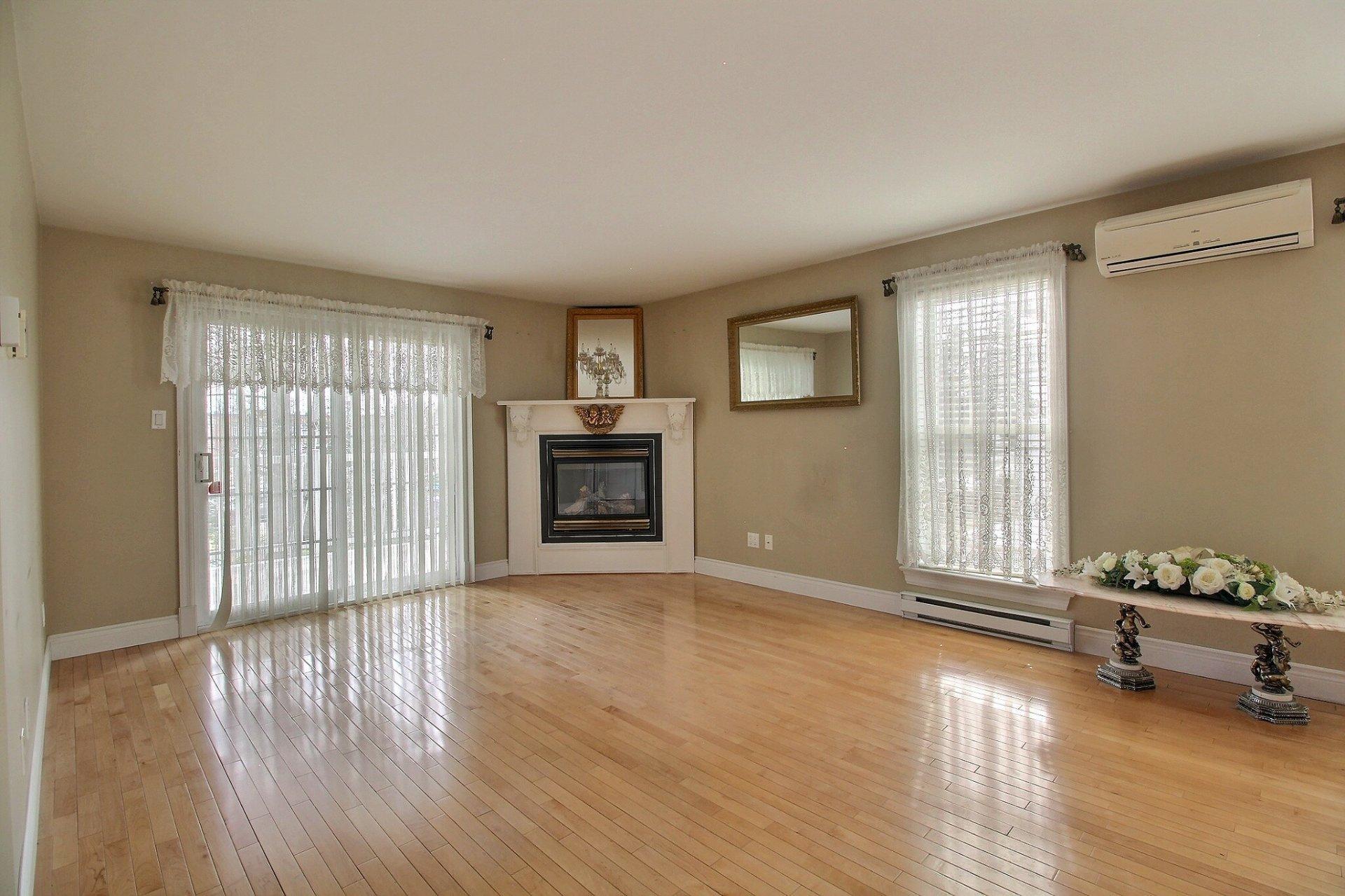 









1084


Rue Champlain

,
Magog,




QC
J1X3X8

