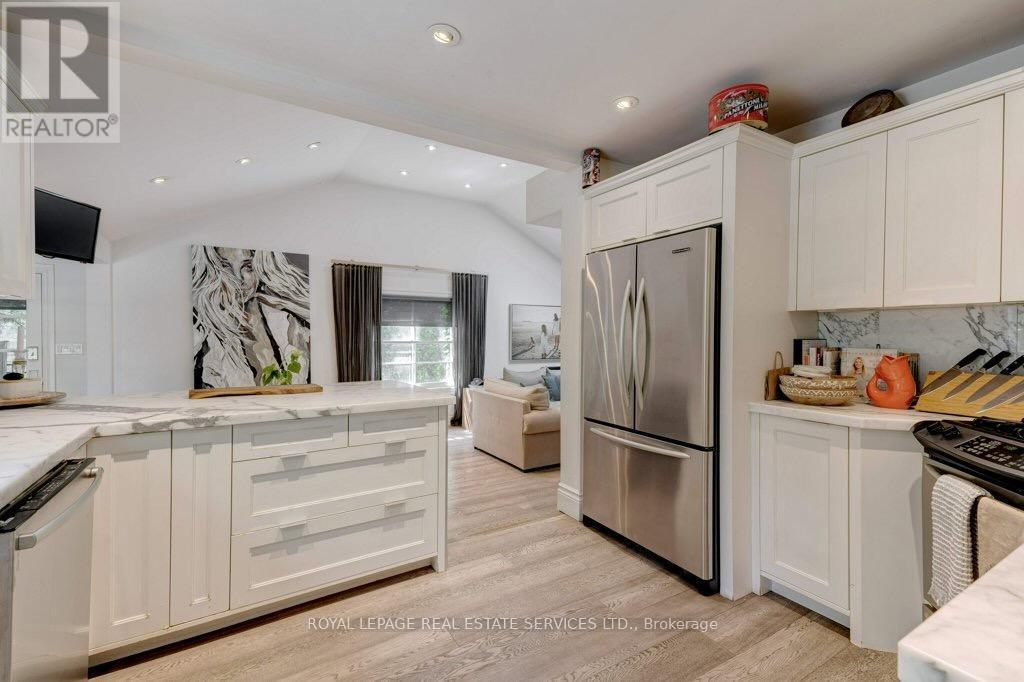 












81 CHARTWELL ROAD

,
Oakville,




Ontario
L6J3Z3


