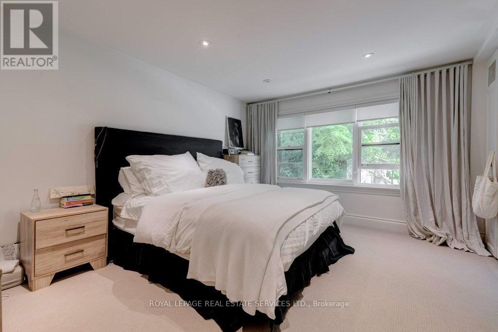 












81 CHARTWELL ROAD

,
Oakville,




Ontario
L6J3Z3

