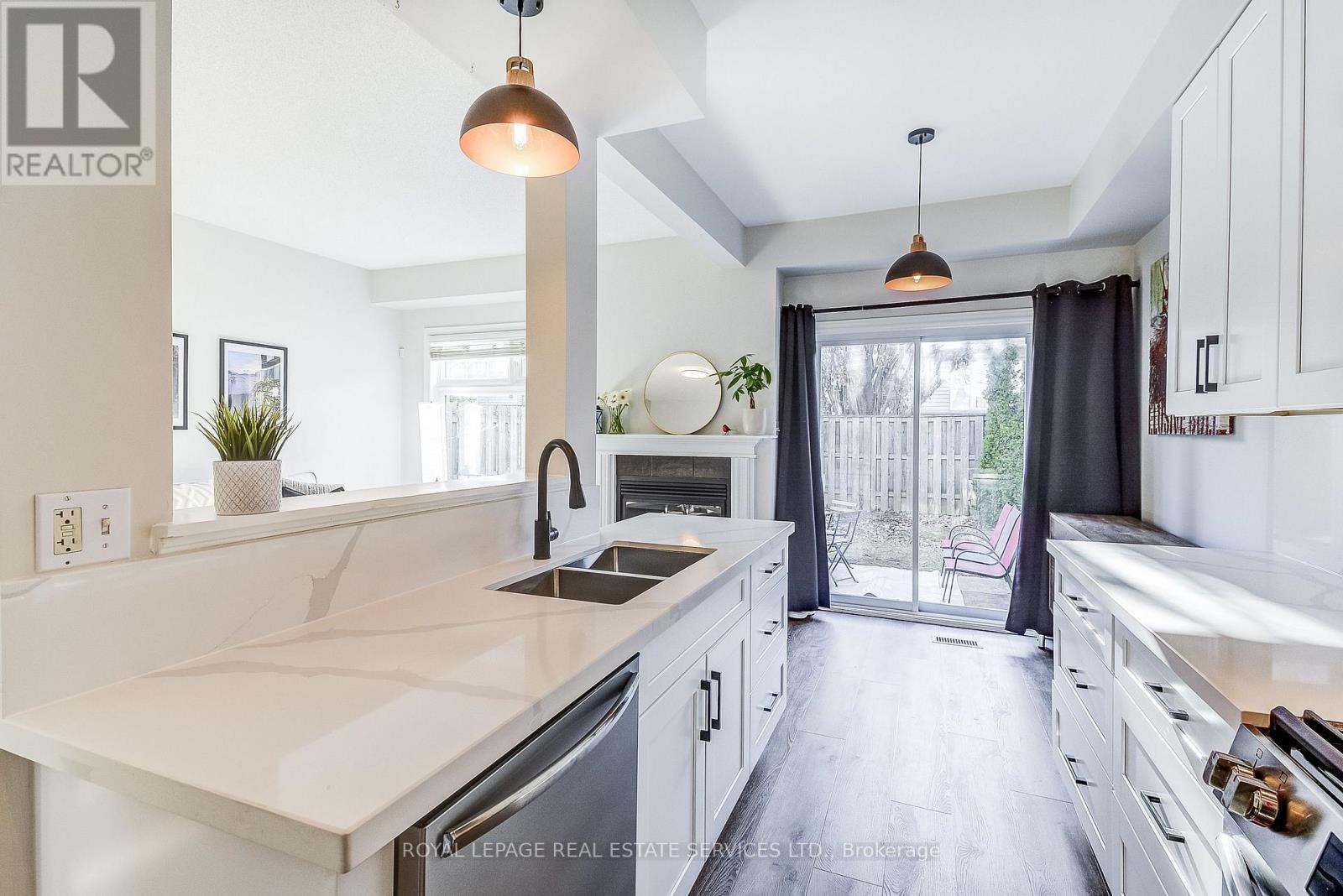 












3 - 232 STONEHENGE DRIVE

,
Hamilton,




Ontario
L9K1R5

