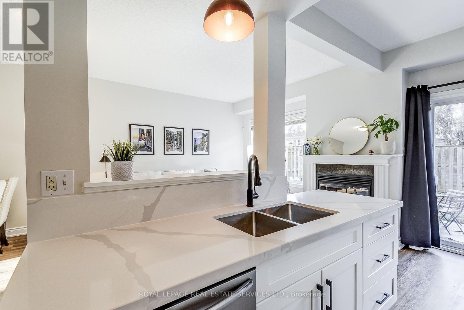 












3 - 232 STONEHENGE DRIVE

,
Hamilton,




Ontario
L9K1R5


