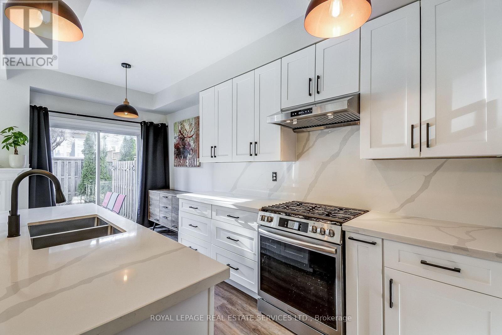 












3 - 232 STONEHENGE DRIVE

,
Hamilton,




Ontario
L9K1R5


