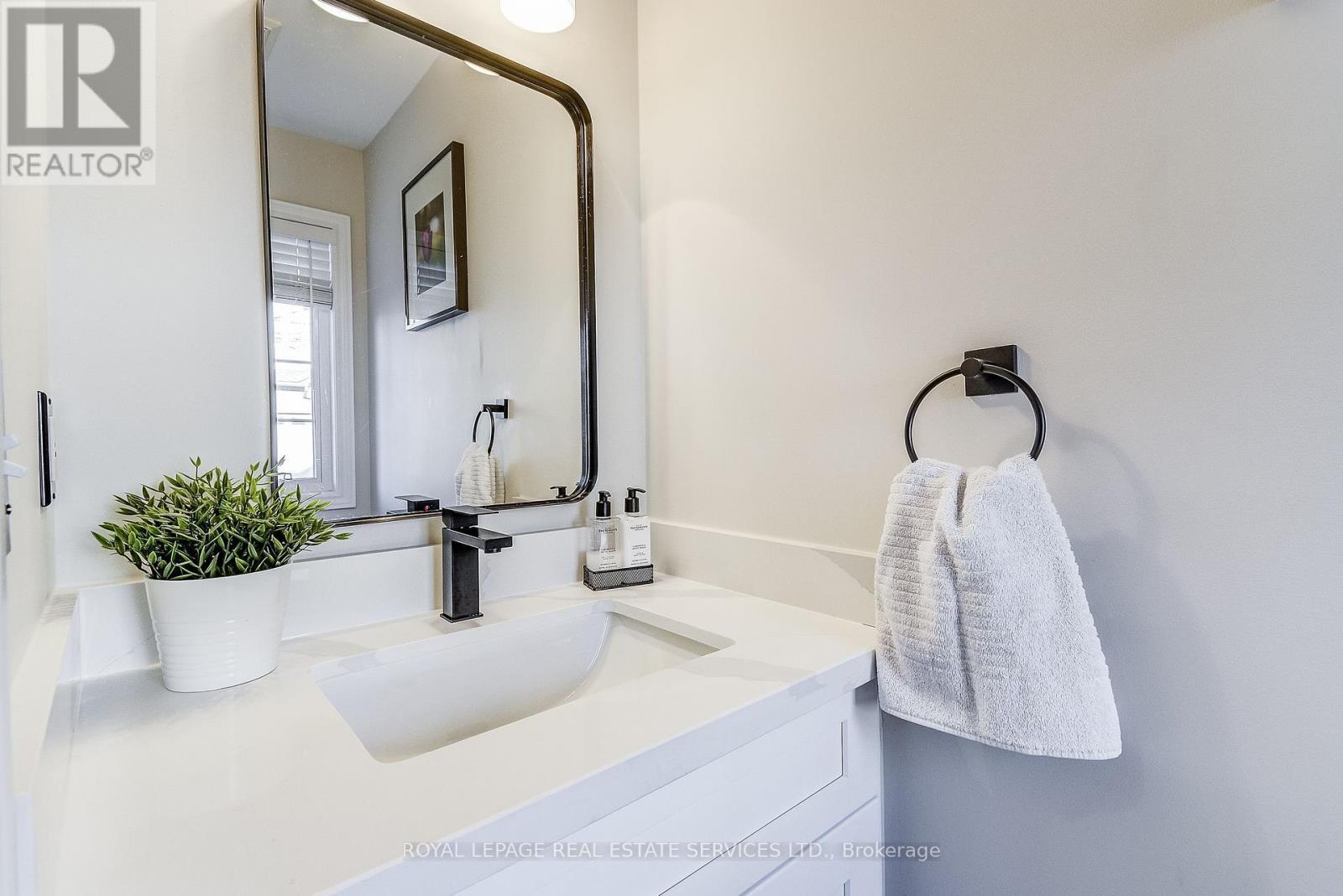 












3 - 232 STONEHENGE DRIVE

,
Hamilton,




Ontario
L9K1R5

