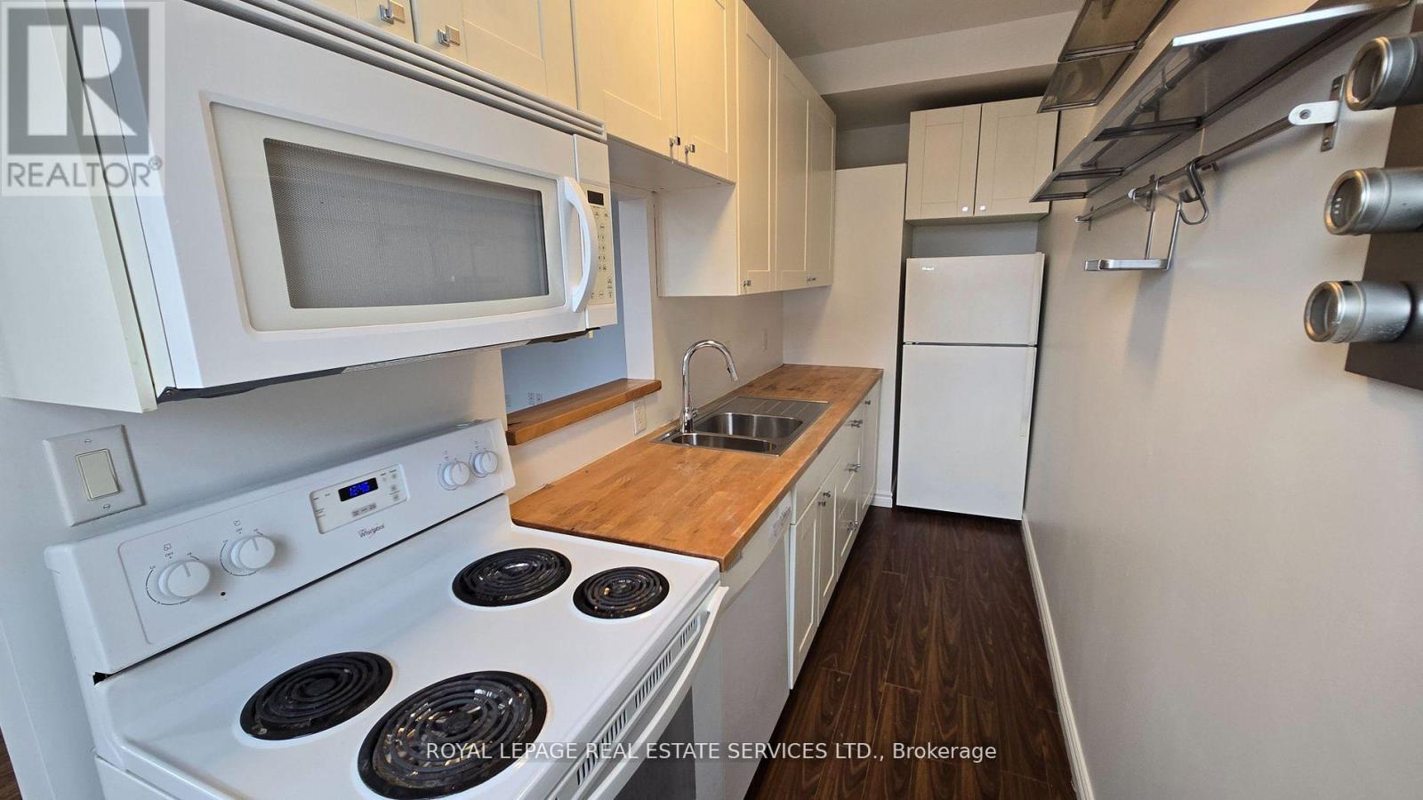 












2 - 120 PEMBROKE STREET

,
Toronto,




Ontario
M5A2N9

