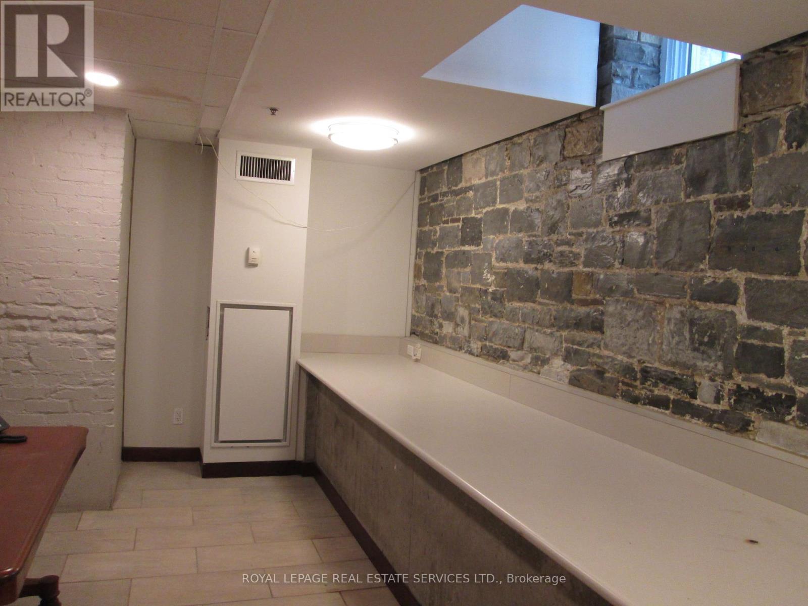 












56 QUEEN STREET E

,
Toronto,




Ontario
M5C2Z3

