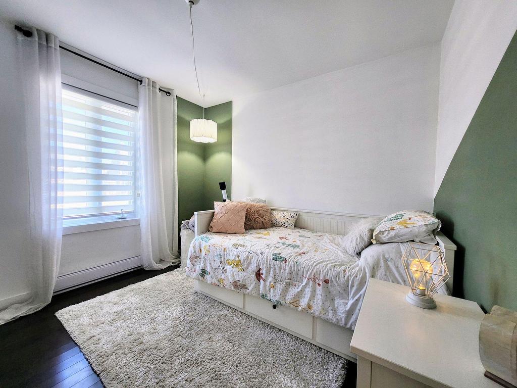 









445


138e Rue

,
Shawinigan,




QC
G9P4R4

