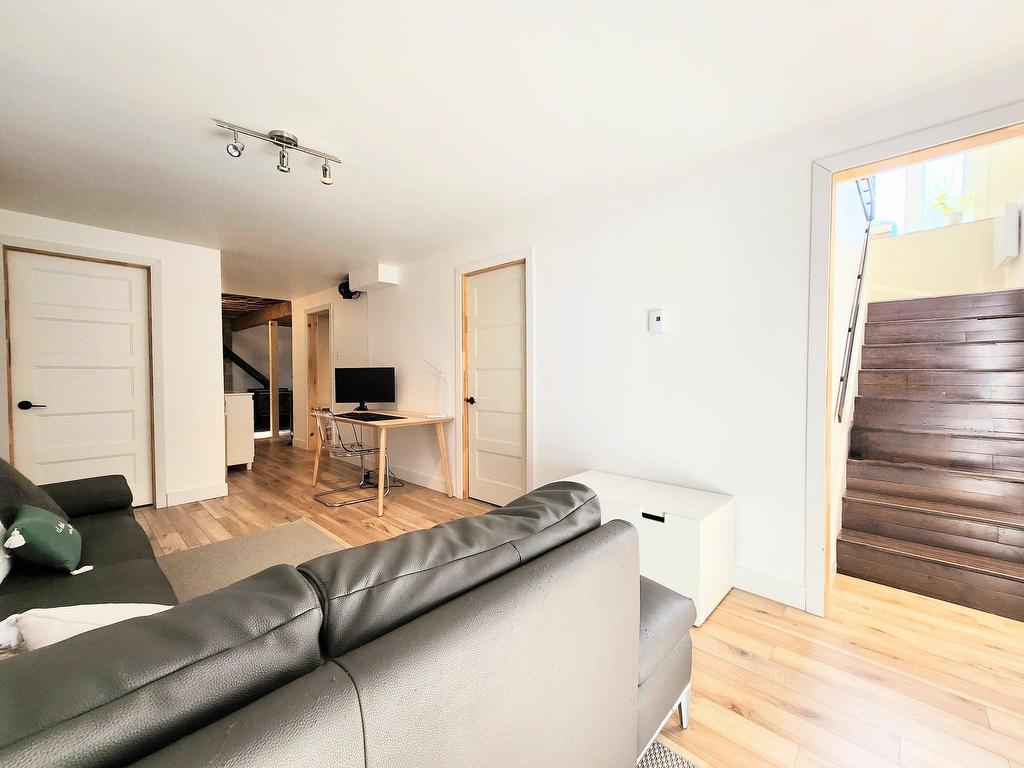









445


138e Rue

,
Shawinigan,




QC
G9P4R4

