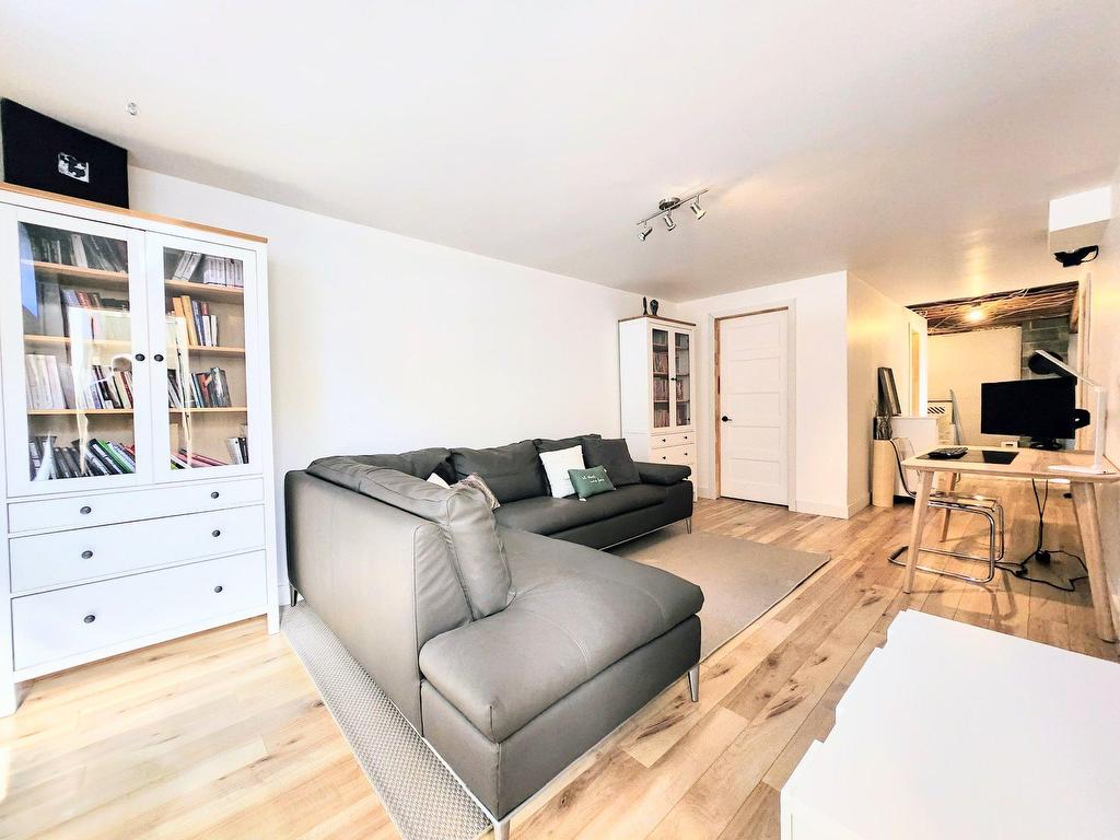 









445


138e Rue

,
Shawinigan,




QC
G9P4R4

