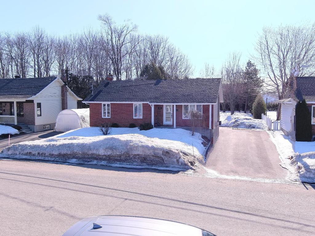 









445


138e Rue

,
Shawinigan,




QC
G9P4R4

