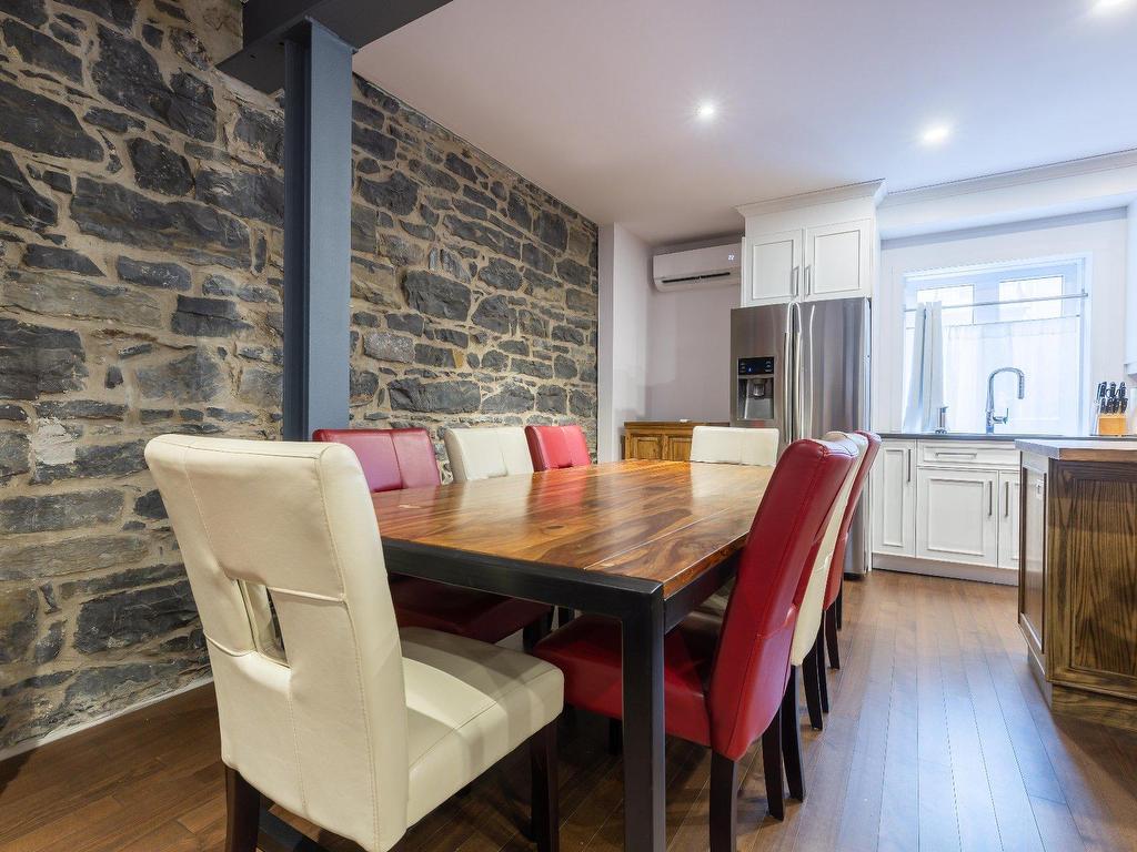 









1220

 - 1224


Rue St-Hubert

,
Montréal (Ville-Marie),




QC
H2L3Y7

