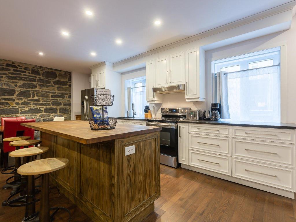 









1220

 - 1224


Rue St-Hubert

,
Montréal (Ville-Marie),




QC
H2L3Y7

