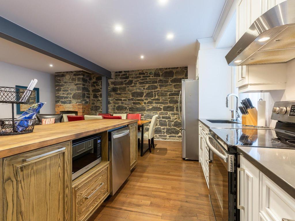 









1220

 - 1224


Rue St-Hubert

,
Montréal (Ville-Marie),




QC
H2L3Y7

