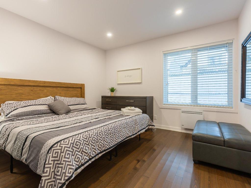 









1220

 - 1224


Rue St-Hubert

,
Montréal (Ville-Marie),




QC
H2L3Y7

