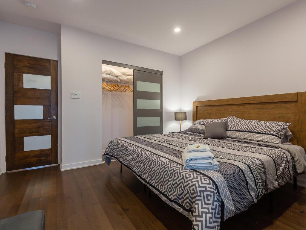 









1220

 - 1224


Rue St-Hubert

,
Montréal (Ville-Marie),




QC
H2L3Y7

