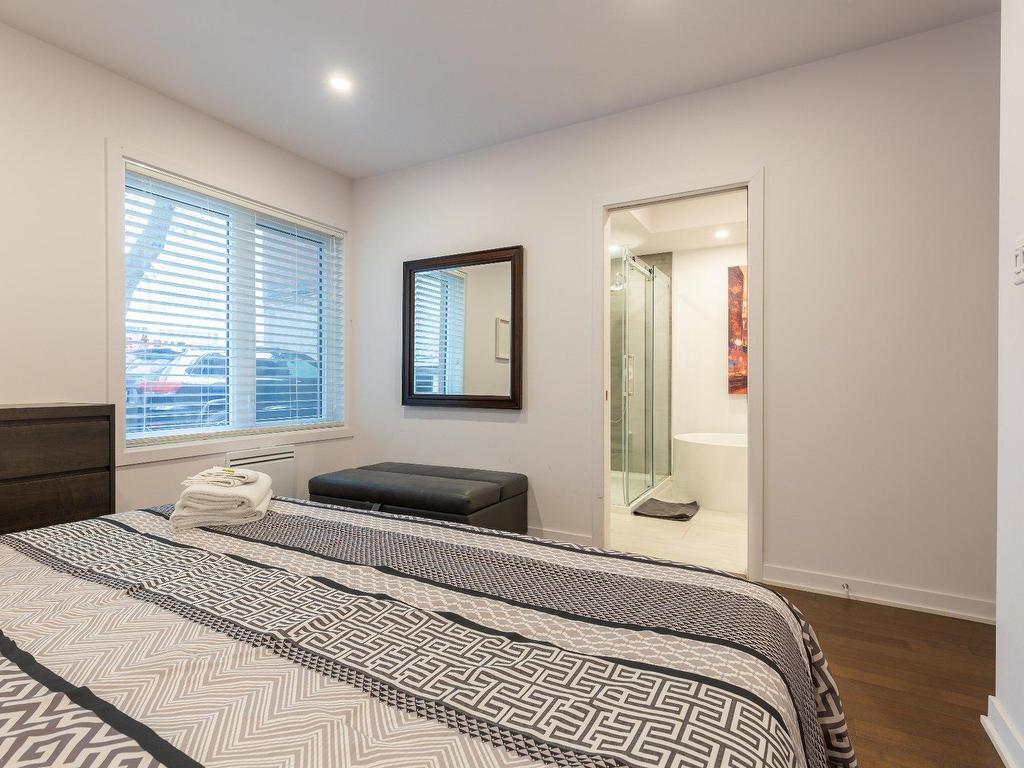 









1220

 - 1224


Rue St-Hubert

,
Montréal (Ville-Marie),




QC
H2L3Y7

