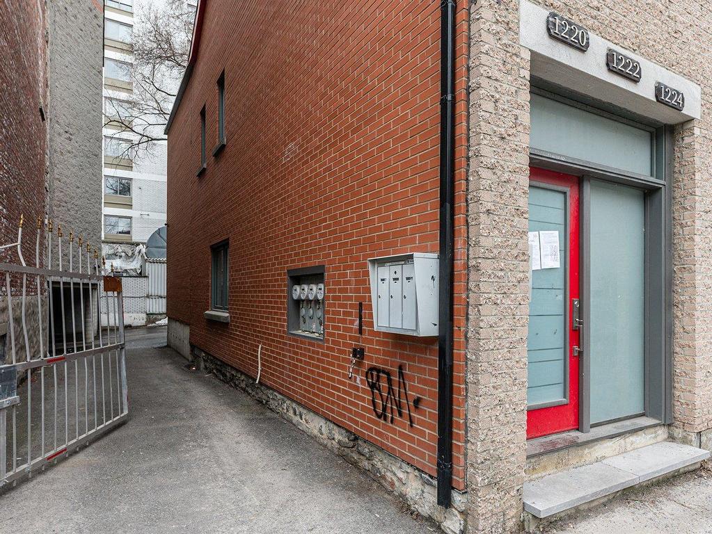 









1220

 - 1224


Rue St-Hubert

,
Montréal (Ville-Marie),




QC
H2L3Y7

