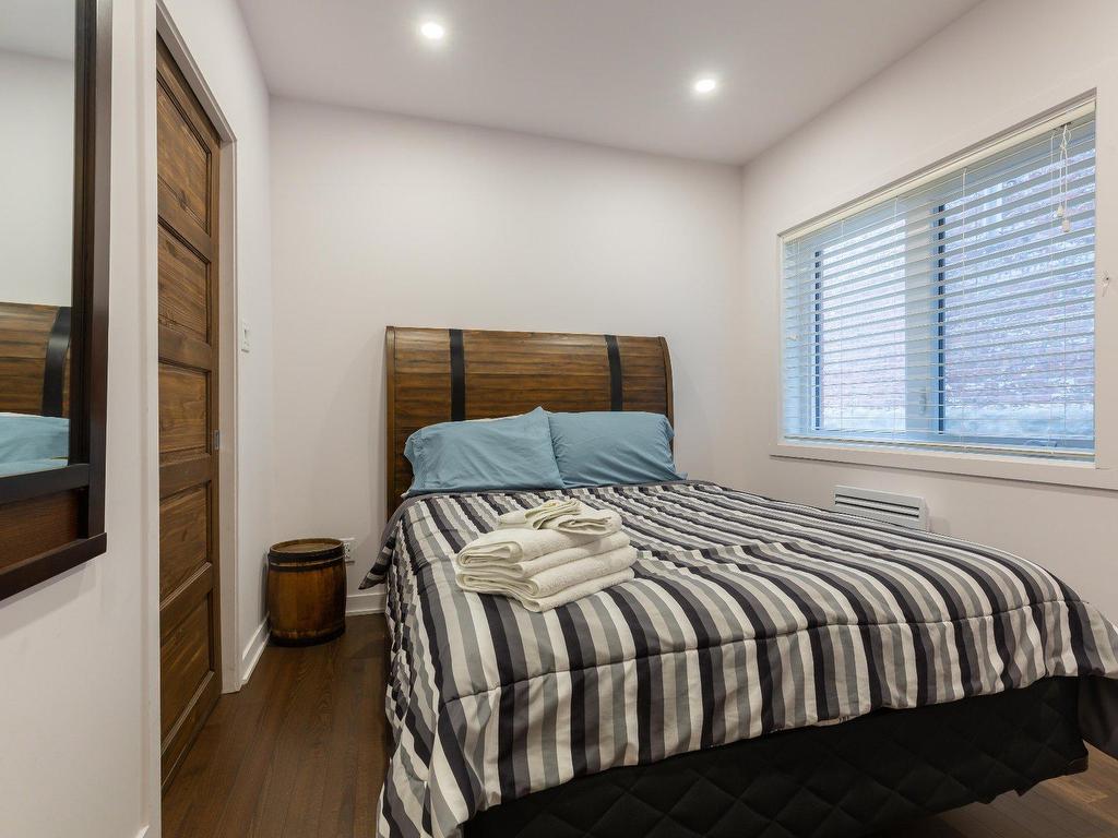 









1220

 - 1224


Rue St-Hubert

,
Montréal (Ville-Marie),




QC
H2L3Y7

