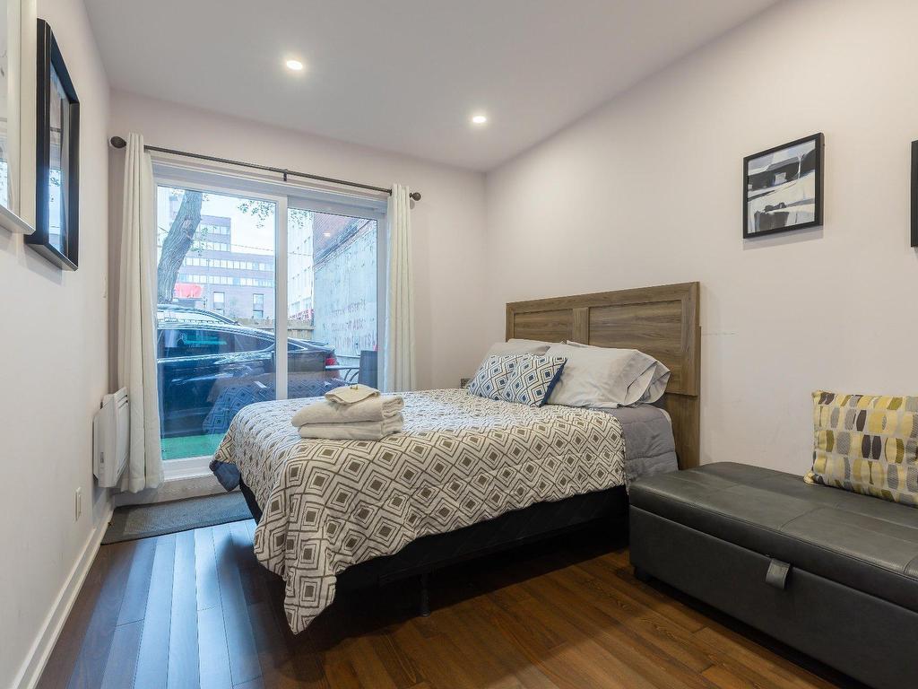 









1220

 - 1224


Rue St-Hubert

,
Montréal (Ville-Marie),




QC
H2L3Y7

