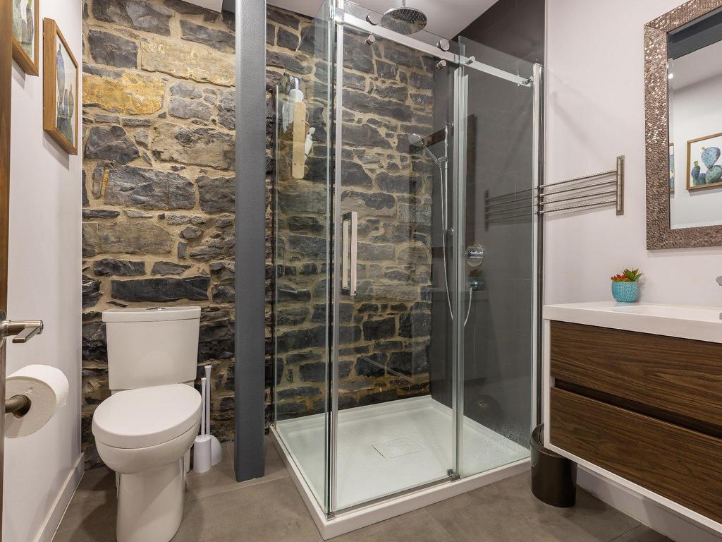 









1220

 - 1224


Rue St-Hubert

,
Montréal (Ville-Marie),




QC
H2L3Y7

