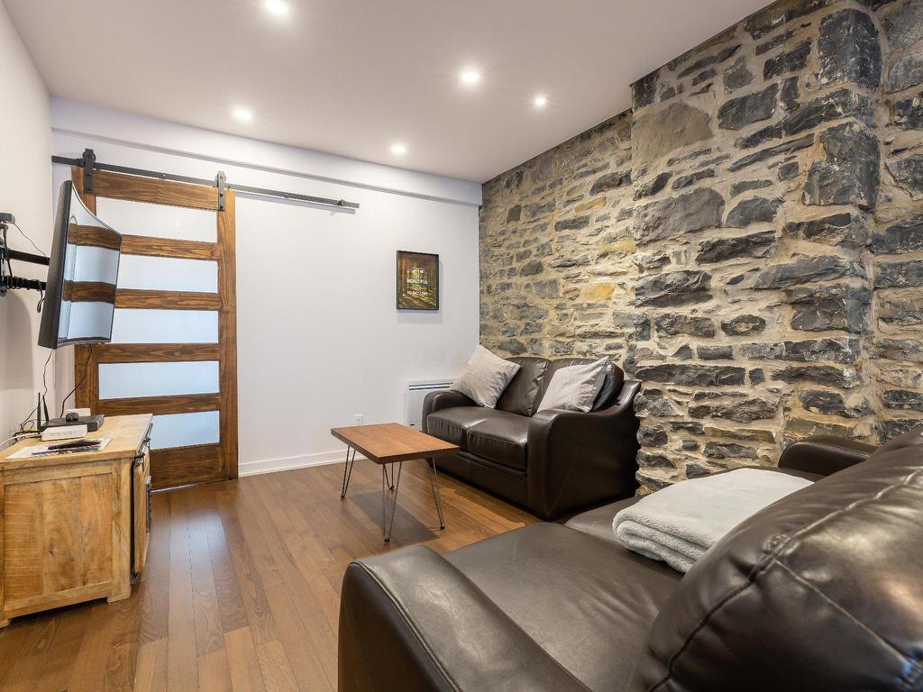 









1220

 - 1224


Rue St-Hubert

,
Montréal (Ville-Marie),




QC
H2L3Y7

